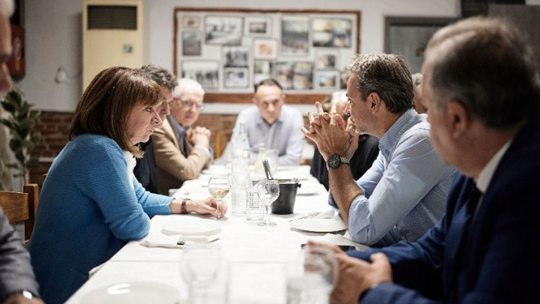 Στην πλατεία της Δαδιάς, παρέα με κατοίκους, δείπνησαν η ΠτΔ και ο πρωθυπουργός