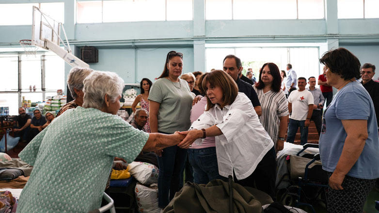 Η Κατερίνα Σακελλαροπούλου επισκέφθηκε τις πληγείσες από τις πλημμύρες περιοχές σε Καρδίτσα και Βόλο