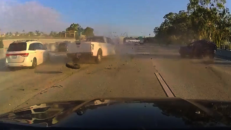 Έπαθε λάστιχο και παράτησε το αμάξι στη μεσαία λωρίδα της εθνικής οδού (Βίντεο)