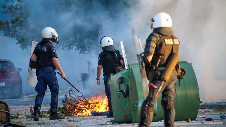 ΕΛΑΣ: 26 προσαγωγές και 7 συλλήψεις στα επεισόδια της Κυριακής έξω από την Περιφέρεια Θεσσαλίας