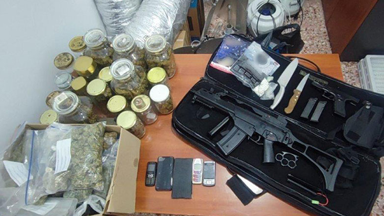 Εντοπίστηκε μια μικρή… φυτεία χασίς σε ταράτσα πολυκατοικίας