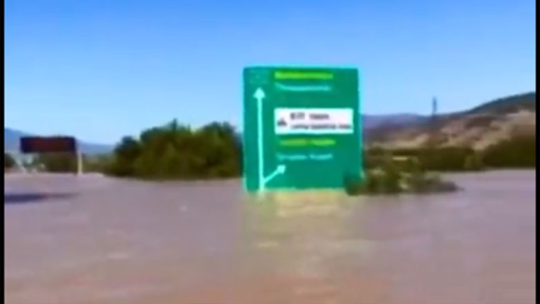 Θεσσαλία: Απίστευτες εικόνες – Πολίτης διασχίζει την Εθνική οδό με βάρκα