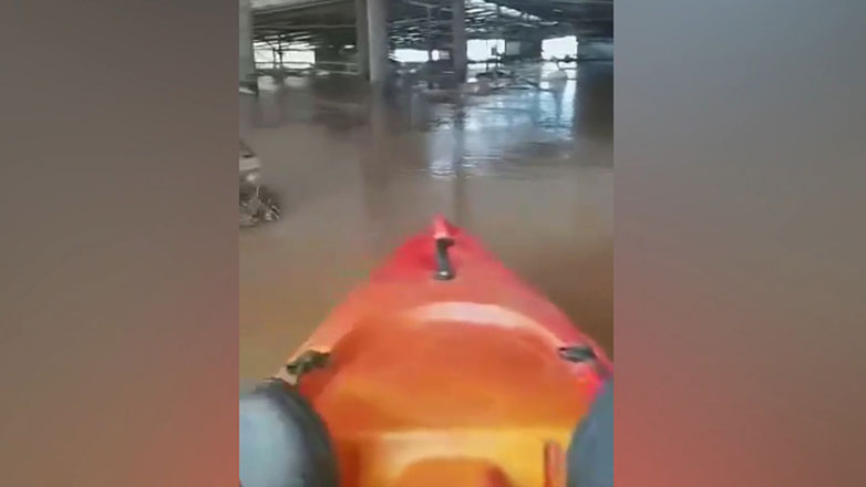 Λάρισα: Κτηνοτρόφος μπήκε με βάρκα στη μονάδα του και αντίκρισε την ολική καταστροφή