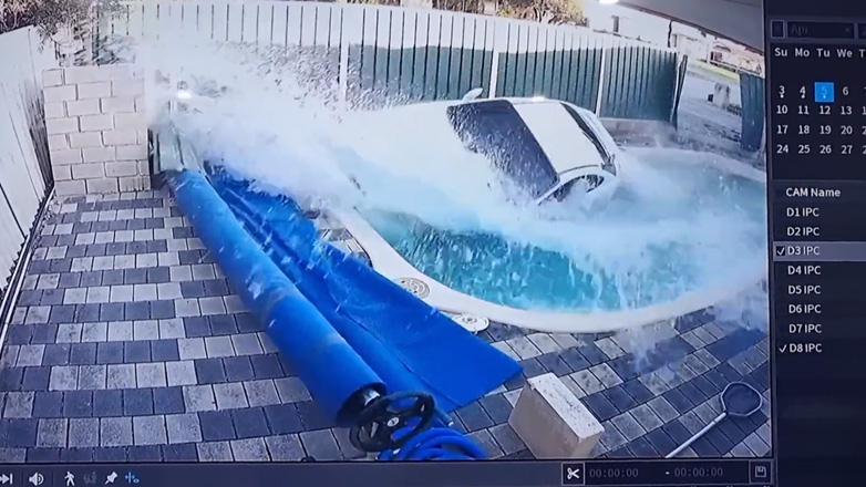 Οδηγός προσγειώνεται σε πισίνα με το αυτοκίνητό της