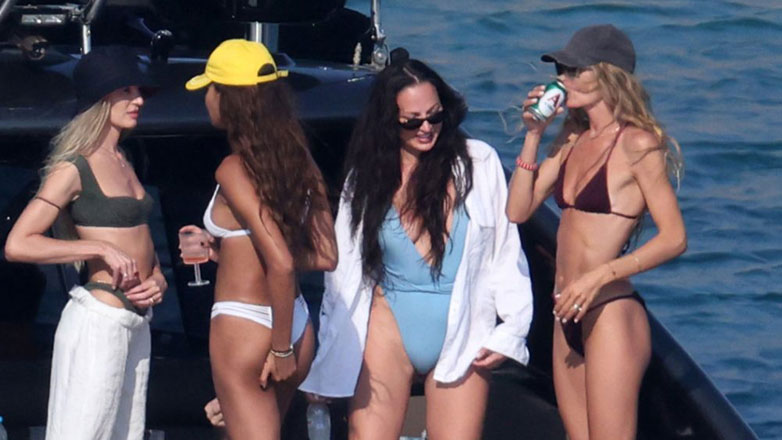 Doutzen, Candice και Joan Smalls στη Μύκονο: Ξέγνοιαστες στιγμές σε σκάφος τα αγγελάκια της Victoria Secret