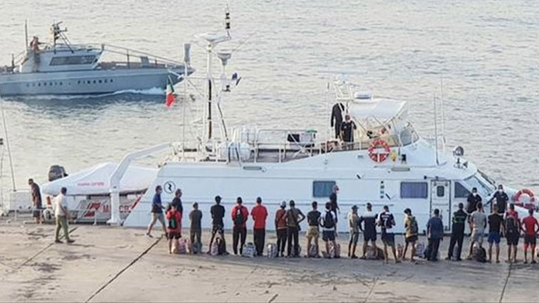 Ιταλία: Κατακλύζεται από μετανάστες το νησί Λαμπεντούζα