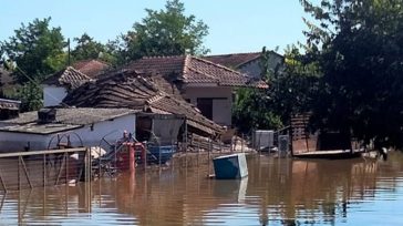 Θλιβερές εικόνες: Καταρρέουν σπίτια στο Κουλούρι Λάρισας – Βυθίζονται μέσα στα λασπόνερα