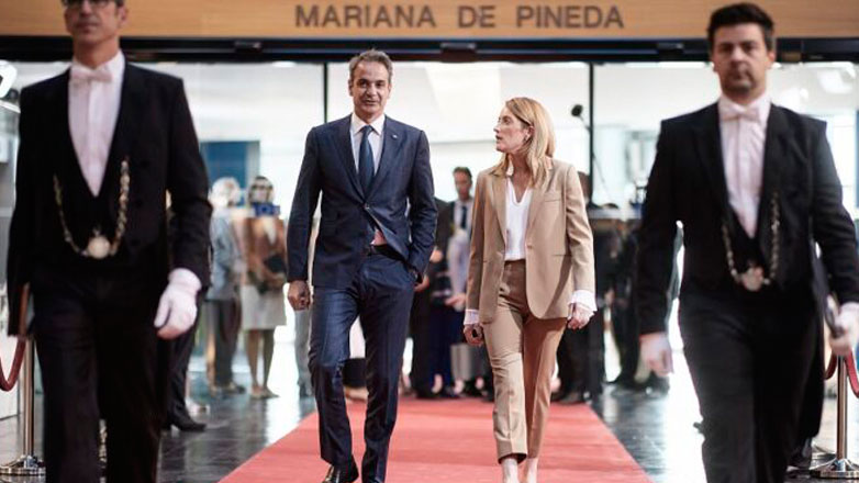 Μητσοτάκης σε Μέτσολα: Ανεπαρκή τα κονδύλια για την αντιμετώπιση τέτοιων καιρικών φαινομένων Μητσοτάκης σε Μέτσολα: Ανεπαρκή τα κονδύλια για την αντιμετώπιση τέτοιων καιρικών φαινομένων