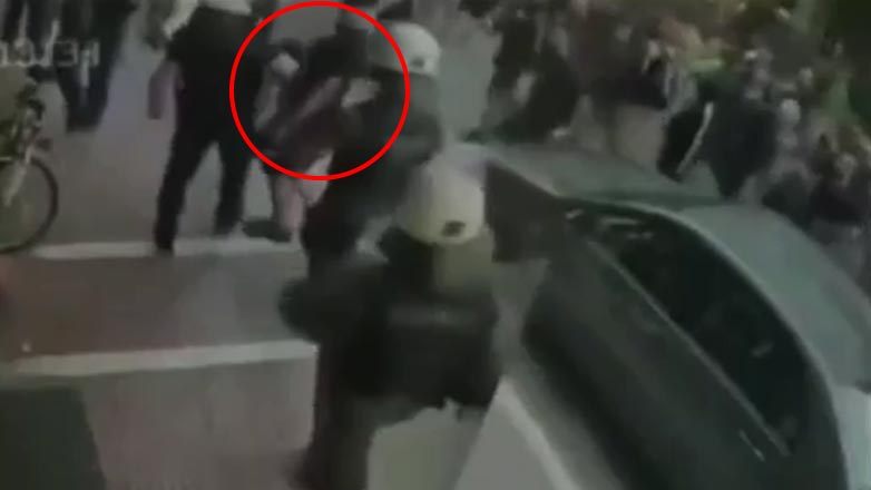 Απρόκλητη επίθεση των ΜΑΤ σε διαδηλωτή στη Λάρισα