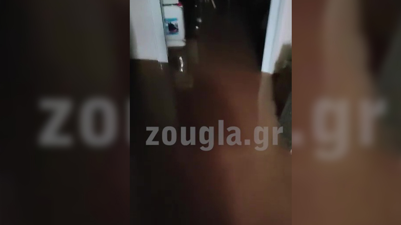 Λάρισα: Το νερό εισέβαλε από τα φρεάτια των ασανσέρ στις πολυκατοικίες