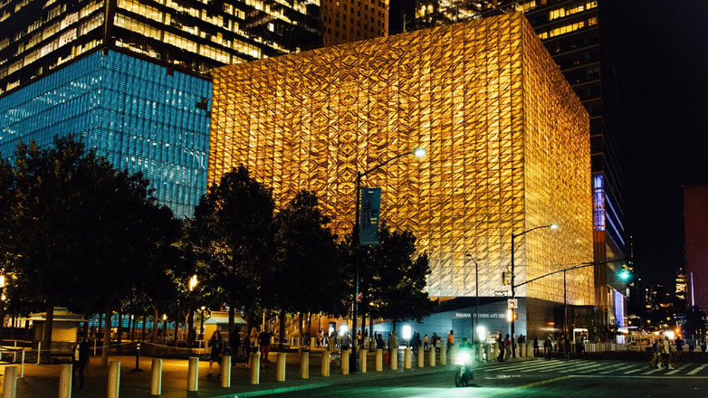 Ένας εντυπωσιακός μαρμάρινος κύβος υψώνεται στο σημείο μηδέν της Νέας Υόρκης