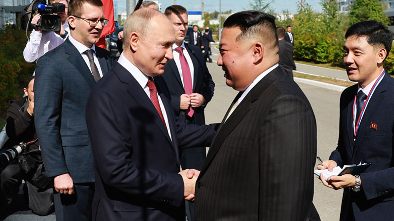 «Χαίρομαι που σας βλέπω»: Ο Βλαντίμιρ Πούτιν σφίγγει το χέρι του Κιμ Γιονγκ Ουν στο κοσμοδρόμιο Βαστότσνι