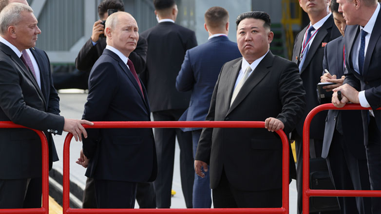 Ενώπιον του Κιμ Γιονγκ Ουν, ο Πούτιν κάνει πρόποση υπέρ της ενίσχυσης της συνεργασίας με την B. Κορέα