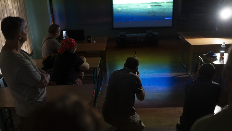 Ουκρανία: Έφηβοι εκπαιδεύονται με καλάσνικοφ και drones