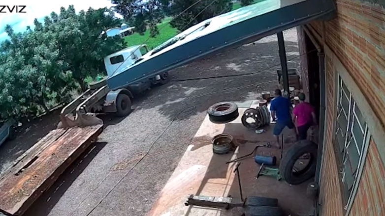 Μηχανικοί γλιτώνουν στο παρά πέντε από έκρηξη ελαστικού