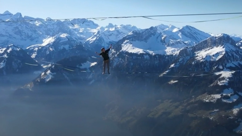 Γυναίκα εκτελεί επικίνδυνο ακροβατικό σε slackline στα βουνά της Ελβετίας