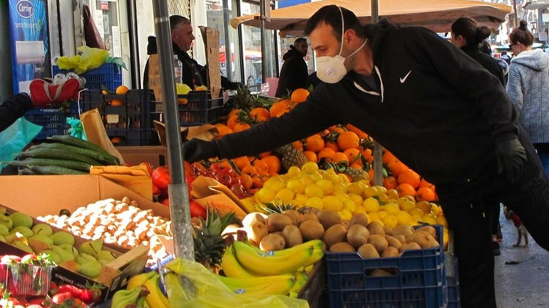 Οι λαϊκές αγορές παραμένουν φθηνότερες κατά 30-50%, λένε οι παραγωγοί