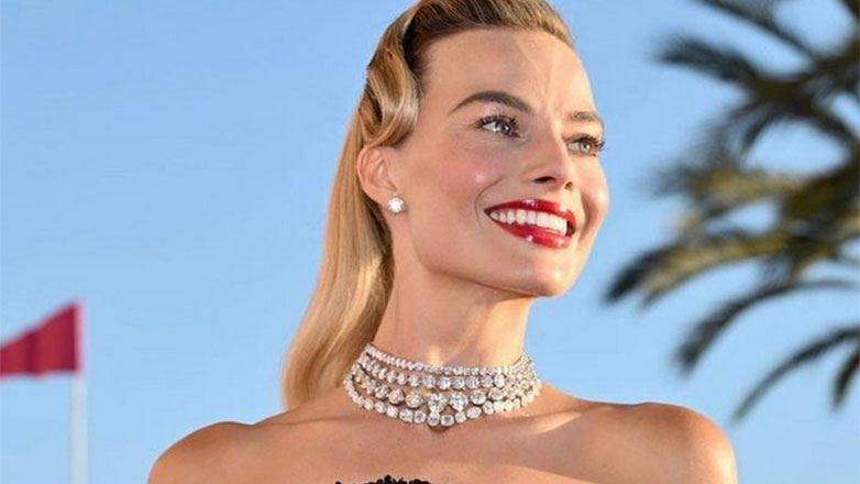 Η Barbie με πλακάτ σε πορεία ηθοποιών στο Χόλιγουντ