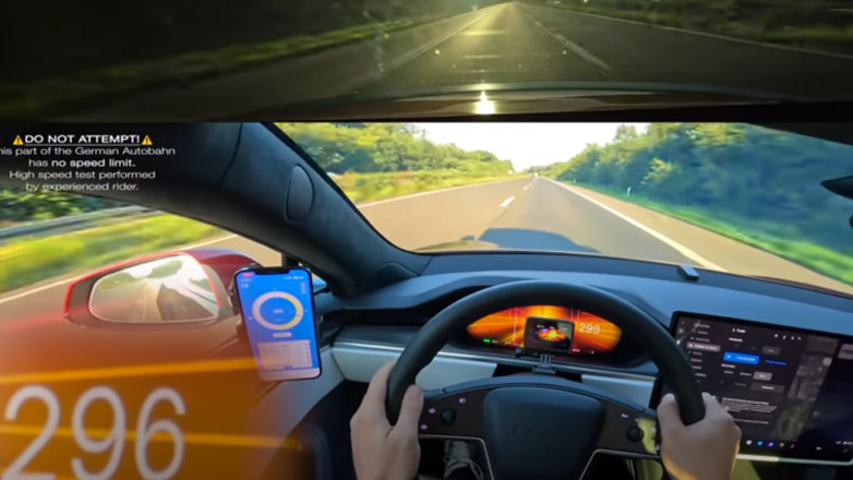 Έβγαλε τα πίσω καθίσματα από Tesla Model S Plaid και έπιασε τα 328χλμ./ώρα στην Autobahn