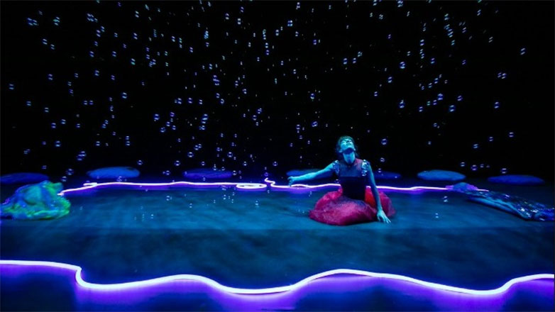 «Underwater»: Το επιτυχημένο χοροθέατρο για βρέφη και γονείς επιστρέφει στην Εναλλακτική Σκηνή της Λυρικής