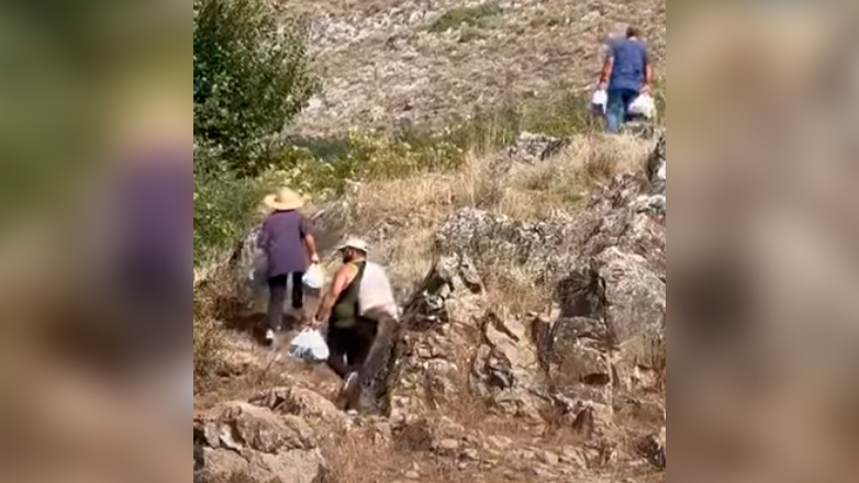 Πλημμυροπαθείς κατεβαίνουν απ’ τα βουνά για να πάρουν φαγητό -Πλημμύρισαν τα σπίτια τους μένουν σε μαντριά