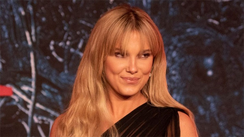 Αντιδράσεις προκαλεί το πρώτο βιβλίο της Μίλι Μπόμπι Μπράουν – «Θα έπρεπε να ντρέπεσαι» της γράφουν