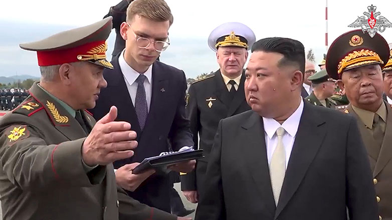 Στο Βλαδιβοστόκ ο Κιμ Γιονγκ Ουν, τον υποδέχτηκε ο Ρώσος υπουργός Άμυνας