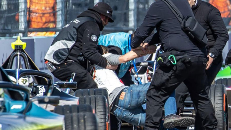 Όταν ακτιβιστές διαμαρτυρήθηκαν για τα καυσαέρια σε αγώνα με… ηλεκτρικά μονοθέσια