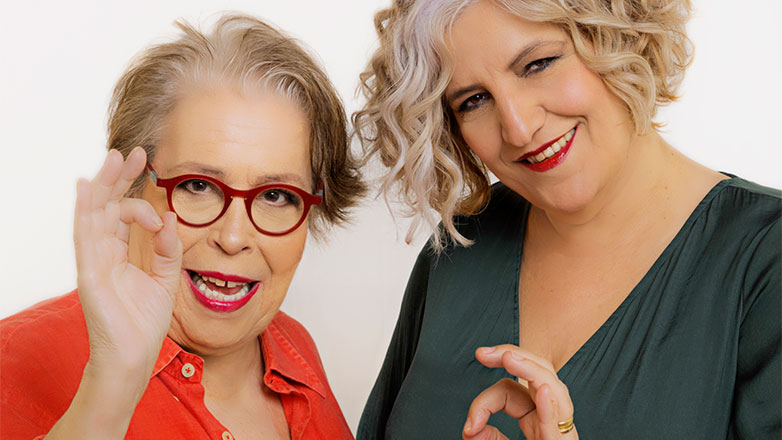 H Δήμητρα Γαλάνη και η Μάρθα Φριντζήλα στο Θέατρο Λυκαβηττού