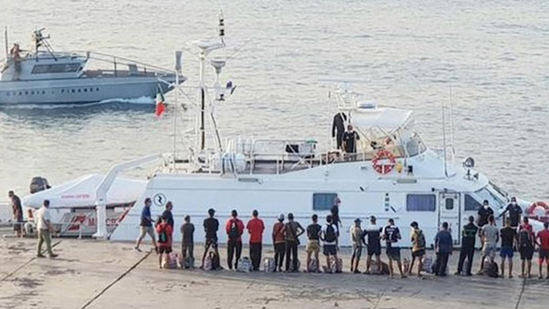 Σχέδιο αρωγής της ΕΕ για την Ιταλία: Αύξηση των επαναπατρισμών και διευκόλυνση μεταφοράς μεταναστών