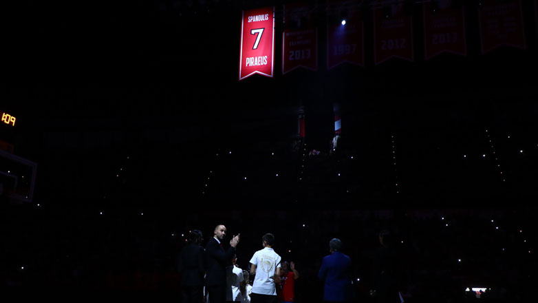 Ολυμπιακός: Στον ουρανό του ΣΕΦ η φανέλα με το Νο7 του Βασίλη Σπανούλη