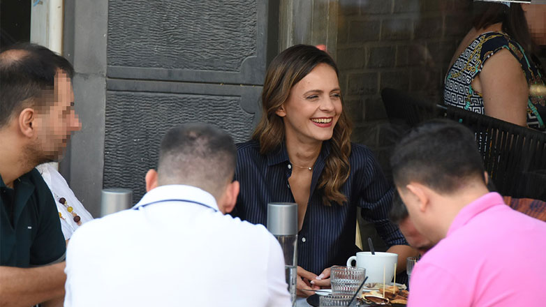 Έφη Αχτσιόγλου: Πήγε για καφέ μετά την ψήφο της στις εκλογές του ΣΥΡΙΖΑ