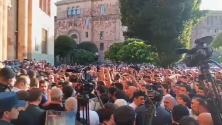 Αρμενία: Διαδηλωτές στο Γερεβάν ζητούν την παραίτηση του πρωθυπουργού Πασινιάν