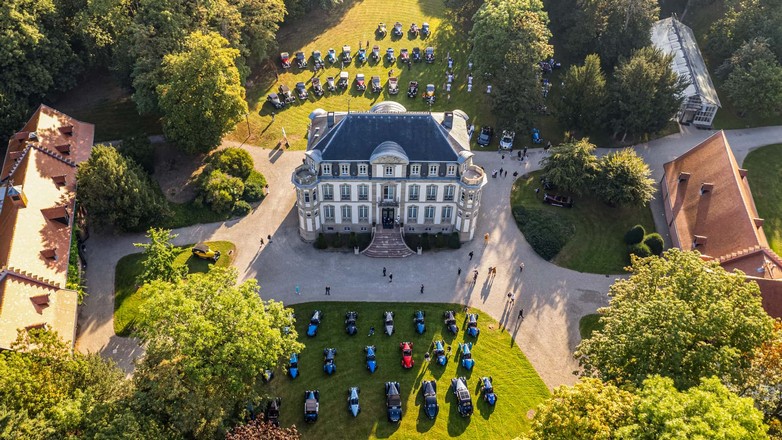 Η Bugatti είχε γενέθλια και το γιόρτασε με ένα ταξίδι στο χρόνο