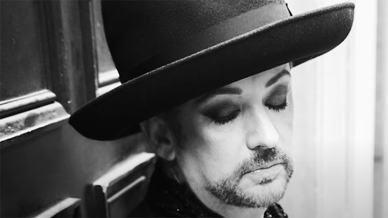 Διάσημοι φωτογραφίζονται με κλειστά μάτια για να ευαισθητοποιήσουν για την ψυχική υγεία