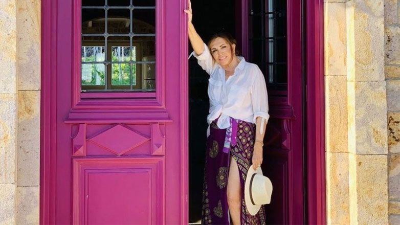 Μιμή Ντενίση: Το εξοχικό της στον Θεολόγο με την εντυπωσιακή πισίνα και τη μαγευτική θέα