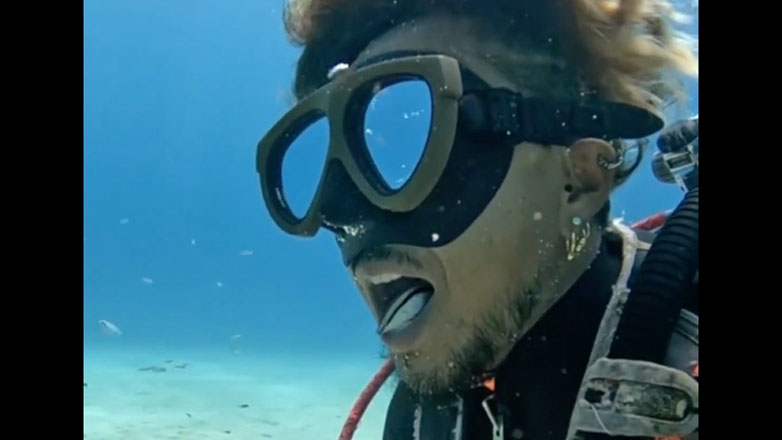 Ψάρι καθαρίζει τα δόντια ενός δύτη