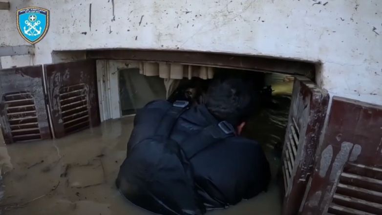 Άνδρες της Μονάδας Υποβρυχίων Αποστολών «βουτάνε» στα πλημμυρισμένα σπίτια στη Θεσσαλία