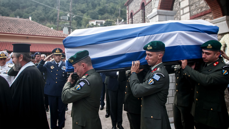 Σε κλίμα βαθιάς οδύνης η κηδεία του 27χρονου υπαξιωματικού που σκοτώθηκε στη Λιβύη