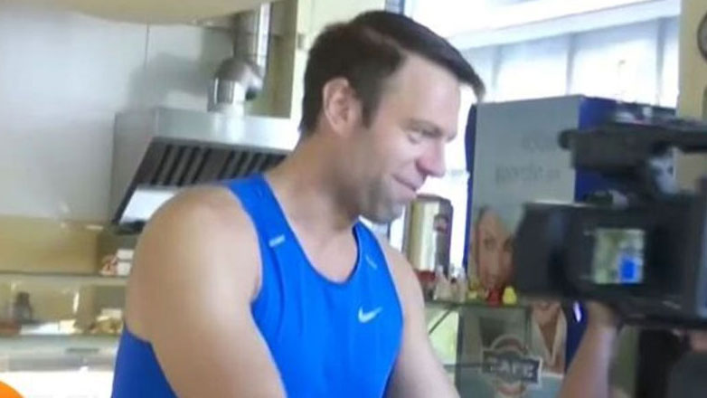 Στέφανος Κασσελάκης: Mε αθλητικό look κάτω από το σπίτι του – Κέρασε τους δημοσιογράφους καφέ