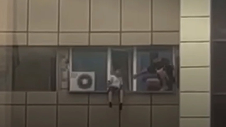 Αγόρια κάθονται στο περβάζι 13ου ορόφου