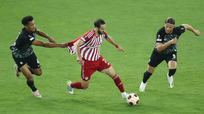 Πλήρωσε τα λάθη της άμυνάς του ο Ολυμπιακός, ήττα με 3-2 από τη Φράιμπουργκ στο Καραϊσκάκη