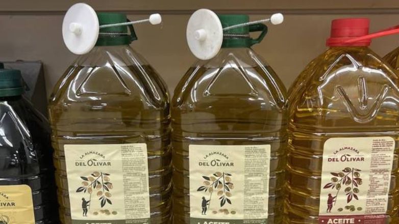 Έβαλαν αντικλεπτικά στο ελαιόλαδο στα σούπερ μάρκετ της Ισπανίας
