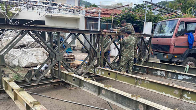 ΓΕΕΘΑ: Τοποθετήθηκε δεύτερη γέφυρα Bailey για την αντιμετώπιση των επιπτώσεων της κακοκαιρίας στη Θεσσαλία