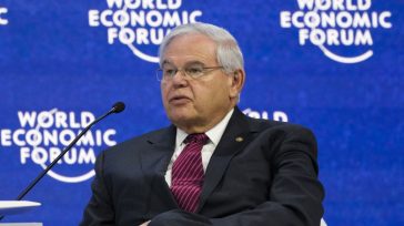 Μενέντεζ: «Προσπαθούν να σκάψουν τον πολιτικό μου τάφο» – Ο εισαγγελέας δημοσίευσε τις φωτογραφίες των «δώρων»