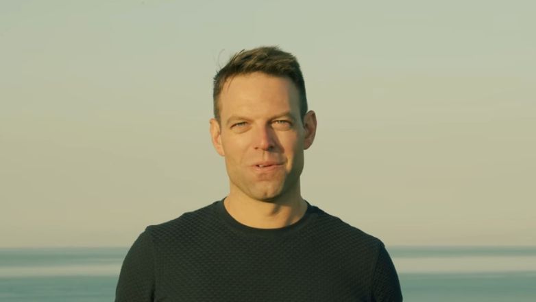 Κασσελάκης: Αποκαλύπτει πώς άρχισαν όλα: «Από την πρόταση του Αλέξη για το Επικρατείας ως τη δίνη του κόσμου»