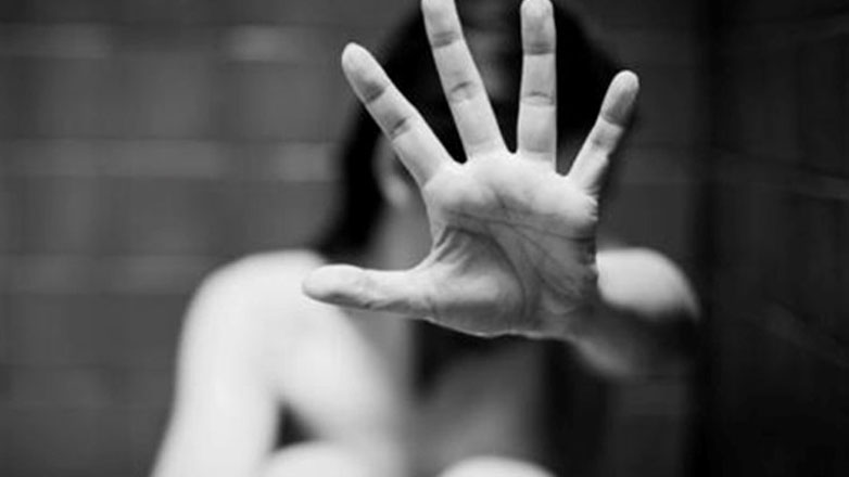 Φρίκη στον Βόλο: Κακοποιούσε και κρατούσε κλειδωμένη την 22χρονη σύζυγο του για δύο χρόνια μαζί με την κόρη του