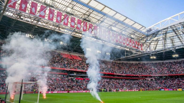 Ολλανδία: Διακόπηκε οριστικά στο 55′ το ντέρμπι Άγιαξ-Φέγενορντ