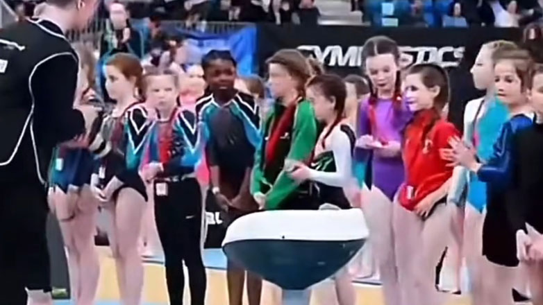 Βίντεο από την Ιρλανδία προκαλεί οργή: Έδωσαν μετάλλιο σε όλα τα παιδιά εκτός από το μαύρο κορίτσι