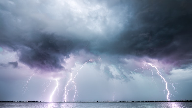 Ισχυρές βροχές, καταιγίδες και κεραυνοί τις επόμενες ώρες
